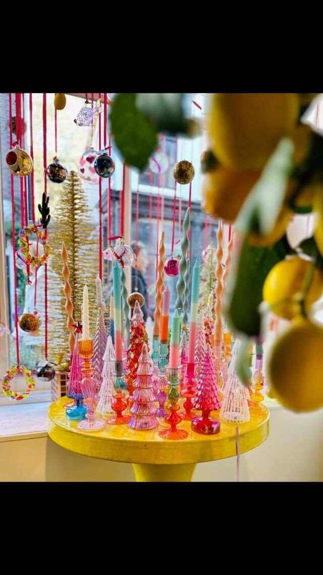#kerstboomlampjes 
Het is een beetje vroeg maar de tijd vliegt. Voor je het weet is het zover, daarom hebben we deze kleurrijke kerstboomlampjes van glas al gezellig in de winkel staan. 

#christmastreedecorating #christmastree #treewithlights #kerstboompjes #kerst #kerstmis #kerstboom #kerstballen