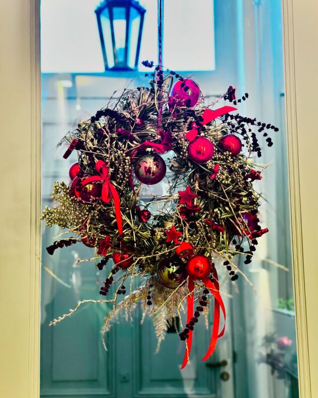 Heeft u ook om mooi plekje voor een kerstkrans? Bestel u krans in de gewenste kleuren of kom een kijkje nemen in de winkel. 

#kerststemming #kerstkrans #kerst #christmas #christmasvibes #christmaswreath